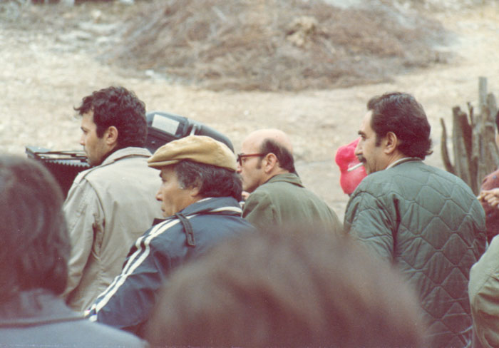Theo&nbsp;Angelopoulos&nbsp;avec&nbsp;ses&nbsp;collaborateurs&nbsp;pendant&nbsp;le&nbsp;tournage&nbsp;du&nbsp;film&nbsp;“Voyage&nbsp;à&nbsp;Cythère”,&nbsp;1983