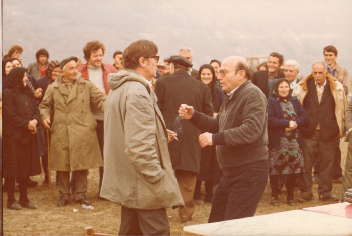Theo&nbsp;Angelopoulos&nbsp;avec&nbsp;ses&nbsp;collaborateurs&nbsp;pendant&nbsp;le&nbsp;tournage&nbsp;du&nbsp;film&nbsp;“Voyage&nbsp;à&nbsp;Cythère”,&nbsp;1983
