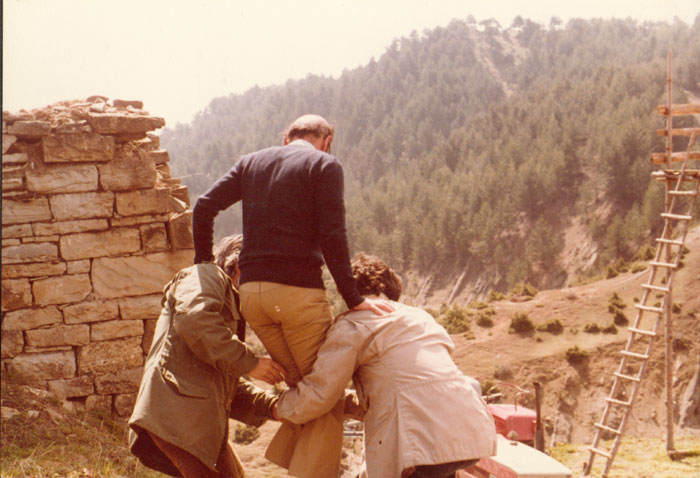 Theo&nbsp;Angelopoulos&nbsp;avec&nbsp;ses&nbsp;collaborateurs&nbsp;pendant&nbsp;le&nbsp;tournage&nbsp;du&nbsp;film&nbsp;“Voyage&nbsp;à&nbsp;Cythère”,&nbsp;1983