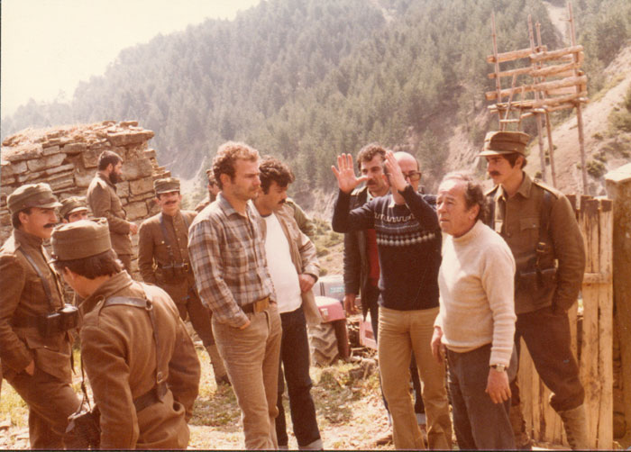 Theo&nbsp;Angelopoulos&nbsp;avec&nbsp;ses&nbsp;collaborateurs&nbsp;pendant&nbsp;le&nbsp;tournage&nbsp;du&nbsp;film&nbsp;“Voyage&nbsp;à&nbsp;Cythère”,&nbsp;1983