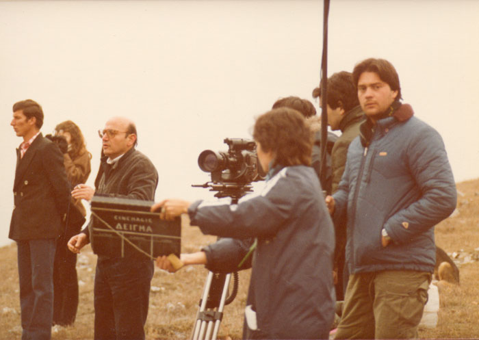 Theo&nbsp;Angelopoulos&nbsp;avec&nbsp;ses&nbsp;collaborateurs&nbsp;pendant&nbsp;le&nbsp;tournage&nbsp;du&nbsp;film&nbsp;“Voyage&nbsp;à&nbsp;Cythère”,&nbsp;1983