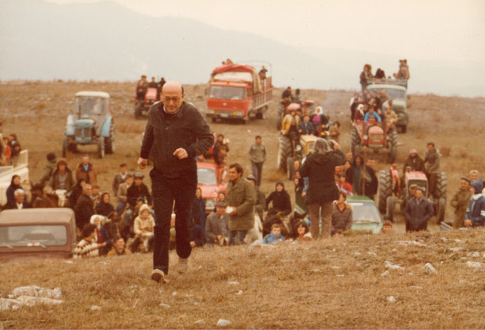 Theo&nbsp;Angelopoulos&nbsp;avec&nbsp;ses&nbsp;collaborateurs&nbsp;pendant&nbsp;le&nbsp;tournage&nbsp;du&nbsp;film&nbsp;“Voyage&nbsp;à&nbsp;Cythère”,&nbsp;1983