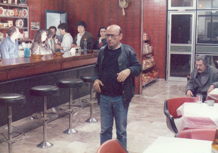 Theo&nbsp;Angelopoulos&nbsp;et&nbsp;Marcello&nbsp;Mastroianni&nbsp;avec&nbsp;d’autres&nbsp;collaborateurs&nbsp;pendant&nbsp;le&nbsp;tournage&nbsp;du&nbsp;film&nbsp;&nbsp;“L’Apiculteur”,&nbsp;1986