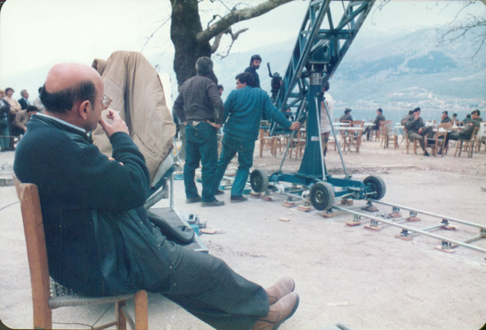 Theo&nbsp;Angelopoulos&nbsp;avec&nbsp;ses&nbsp;collaborateurs&nbsp;pendant&nbsp;le&nbsp;tournage&nbsp;du&nbsp;film&nbsp;“Paysage&nbsp;dans&nbsp;le&nbsp;brouillard”,&nbsp;1988