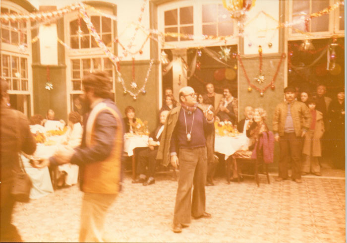 Theo&nbsp;Angelopoulos&nbsp;avec&nbsp;ses&nbsp;collaborateurs&nbsp;pendant&nbsp;le&nbsp;tournage&nbsp;du&nbsp;film&nbsp;“Les&nbsp;Chasseurs”,&nbsp;1977