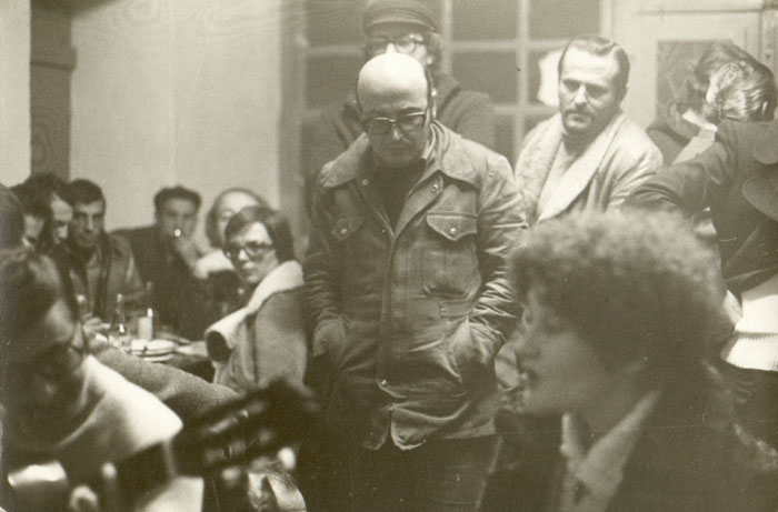 Theo&nbsp;Angelopoulos&nbsp;avec&nbsp;ses&nbsp;collaborateurs&nbsp;pendant&nbsp;le&nbsp;tournage&nbsp;du&nbsp;film&nbsp;“Les&nbsp;Chasseurs”,&nbsp;1977