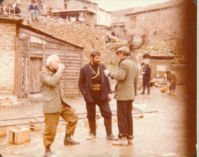 Theo&nbsp;Angelopoulos&nbsp;avec&nbsp;ses&nbsp;collaborateurs&nbsp;pendant&nbsp;le&nbsp;tournage&nbsp;du&nbsp;film&nbsp;“Les&nbsp;Chasseurs”,&nbsp;1977