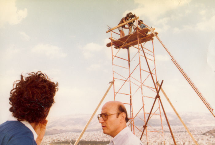 Theo&nbsp;Angelopoulos&nbsp;avec&nbsp;Katselis&nbsp;et&nbsp;autres&nbsp;collaborateurs&nbsp;pendant&nbsp;le&nbsp;tournage&nbsp;du&nbsp;documentaire&nbsp;“Athènes,&nbsp;retour&nbsp;a&nbsp;l’Acropole”,&nbsp;1982