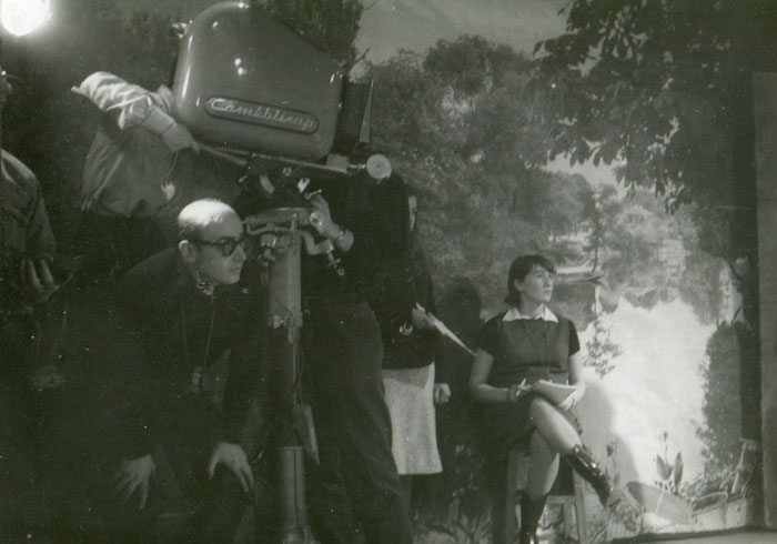 Theo&nbsp;Angelopoulos&nbsp;pendant&nbsp;un&nbsp;tournage&nbsp;&nbsp;avec&nbsp;d’autres&nbsp;compagnons&nbsp;d’études&nbsp;à&nbsp;l’I.D.H.E.C.