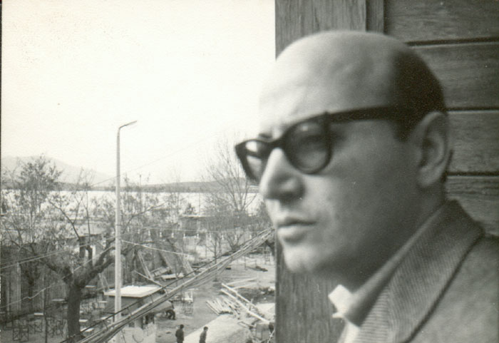 Theo&nbsp;Angelopoulos&nbsp;à&nbsp;Igoumenitsa&nbsp;pendant&nbsp;le&nbsp;tournage&nbsp;du&nbsp;film&nbsp;“La&nbsp;Reconstitution”,&nbsp;1969