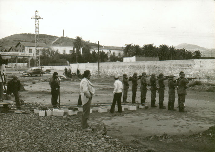 Theo&nbsp;Angelopoulos&nbsp;avec&nbsp;ses&nbsp;collaborateurs&nbsp;pendant&nbsp;le&nbsp;tournage&nbsp;du&nbsp;film&nbsp;“Le&nbsp;Voyage&nbsp;des&nbsp;comédiens”