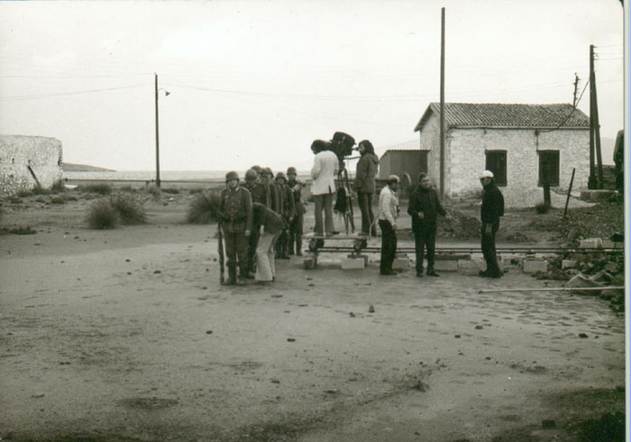 Theo&nbsp;Angelopoulos&nbsp;avec&nbsp;ses&nbsp;collaborateurs&nbsp;pendant&nbsp;le&nbsp;tournage&nbsp;du&nbsp;film&nbsp;“Le&nbsp;Voyage&nbsp;des&nbsp;comédiens”