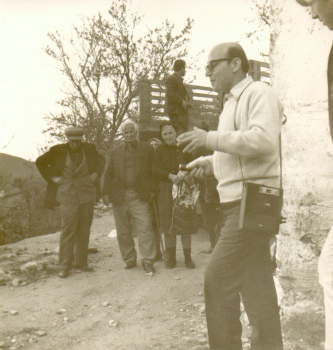 Theo&nbsp;Angelopoulos&nbsp;avec&nbsp;ses&nbsp;collaborateurs&nbsp;pendant&nbsp;le&nbsp;tournage&nbsp;du&nbsp;film&nbsp;“La&nbsp;Reconstitution”,&nbsp;1969