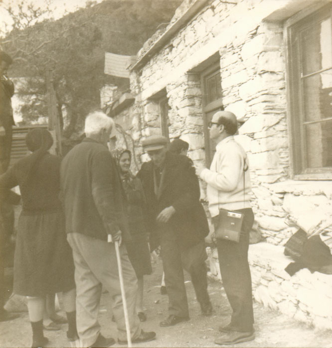 Theo&nbsp;Angelopoulos&nbsp;avec&nbsp;ses&nbsp;collaborateurs&nbsp;pendant&nbsp;le&nbsp;tournage&nbsp;du&nbsp;film&nbsp;“La&nbsp;Reconstitution”,&nbsp;1969
