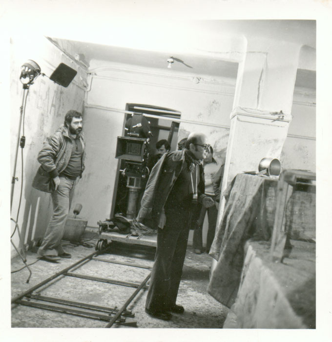 Theo&nbsp;Angelopoulos&nbsp;avec&nbsp;ses&nbsp;collaborateurs&nbsp;pendant&nbsp;le&nbsp;tournage&nbsp;du&nbsp;film&nbsp;“Les&nbsp;Chasseurs”,&nbsp;1977