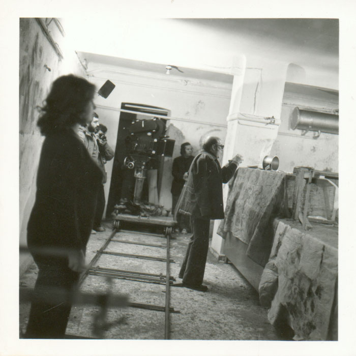 Theo&nbsp;Angelopoulos&nbsp;avec&nbsp;ses&nbsp;collaborateurs&nbsp;pendant&nbsp;le&nbsp;tournage&nbsp;du&nbsp;film&nbsp;“Les&nbsp;Chasseurs”,&nbsp;1977