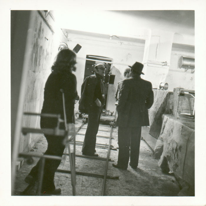 Theo&nbsp;Angelopoulos&nbsp;avec&nbsp;ses&nbsp;collaborateurs&nbsp;pendant&nbsp;le&nbsp;tournage&nbsp;du&nbsp;film&nbsp;“Les&nbsp;Chasseurs”,&nbsp;1977