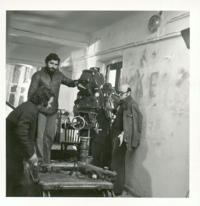 Theo&nbsp;Angelopoulos&nbsp;avec&nbsp;ses&nbsp;collaborateurs&nbsp;pendant&nbsp;le&nbsp;tournage&nbsp;du&nbsp;film&nbsp;“Les&nbsp;Chasseurs”,&nbsp;1977