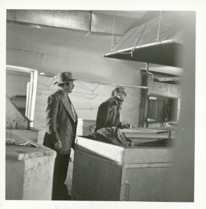 Theo&nbsp;Angelopoulos&nbsp;avec&nbsp;ses&nbsp;collaborateurs&nbsp;pendant&nbsp;le&nbsp;tournage&nbsp;du&nbsp;film&nbsp;“Les&nbsp;Chasseurs”,&nbsp;1977