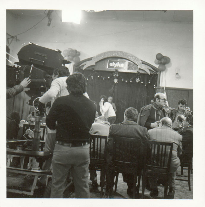 Theo&nbsp;Angelopoulos&nbsp;avec&nbsp;ses&nbsp;collaborateurs&nbsp;pendant&nbsp;le&nbsp;tournage&nbsp;du&nbsp;film&nbsp;“Les&nbsp;Chasseurs”,&nbsp;1977