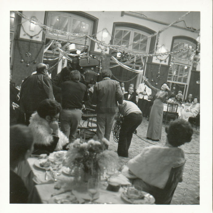 Theo&nbsp;Angelopoulos&nbsp;avec&nbsp;ses&nbsp;collaborateurs&nbsp;pendant&nbsp;le&nbsp;tournage&nbsp;du&nbsp;film&nbsp;“Les&nbsp;Chasseurs”,&nbsp;1977