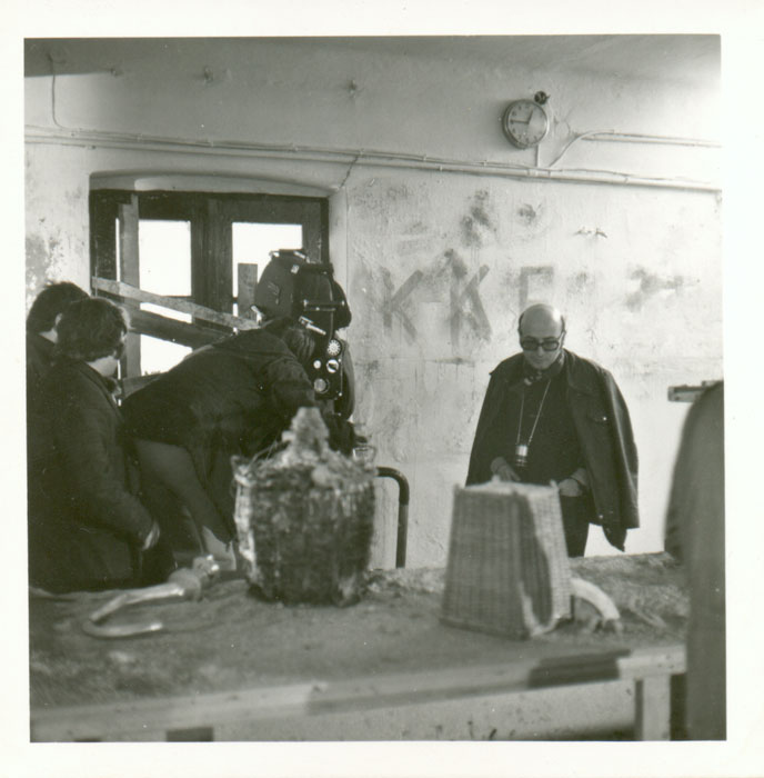 Theo&nbsp;Angelopoulos&nbsp;avec&nbsp;ses&nbsp;collaborateurs&nbsp;pendant&nbsp;le&nbsp;tournage&nbsp;du&nbsp;film&nbsp;“Les&nbsp;Chasseurs”,&nbsp;1977