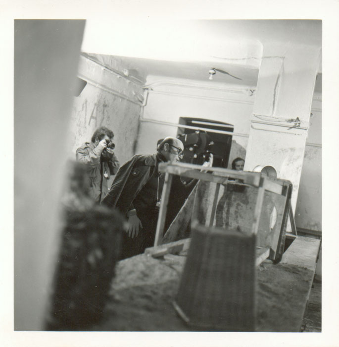 Theo&nbsp;Angelopoulos&nbsp;avec&nbsp;ses&nbsp;collaborateurs&nbsp;pendant&nbsp;le&nbsp;tournage&nbsp;du&nbsp;film&nbsp;“Les&nbsp;Chasseurs”,&nbsp;1977