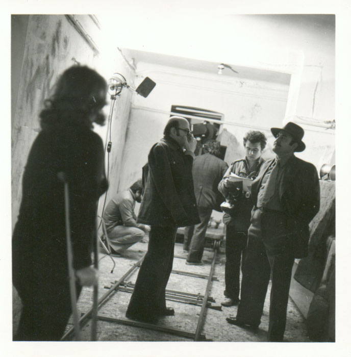 Theo&nbsp;Angelopoulos&nbsp;avec&nbsp;ses&nbsp;collaborateurs&nbsp;pendant&nbsp;le&nbsp;tournage&nbsp;du&nbsp;film&nbsp;“Les&nbsp;Chasseurs”,&nbsp;1977