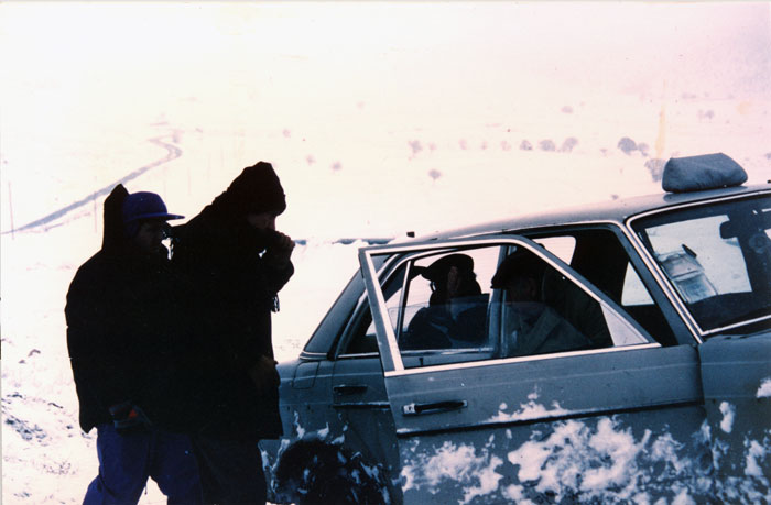 &nbsp;Ο&nbsp;Θόδωρος&nbsp;Αγγελόπουλος&nbsp;με&nbsp;τον&nbsp;Harvey&nbsp;Keitel,&nbsp;τον&nbsp;Θανάση&nbsp;Βέγγο&nbsp;κ.α.,&nbsp;κατά&nbsp;τη&nbsp;διάρκεια&nbsp;των&nbsp;γυρισμάτων&nbsp;της&nbsp;ταινίας&nbsp;«Το&nbsp;βλέμμα&nbsp;του&nbsp;Οδυσσέα»,&nbsp;1995