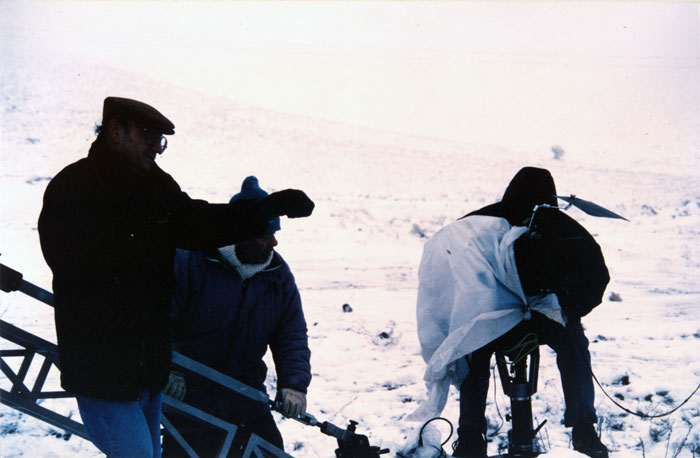 &nbsp;Ο&nbsp;Θόδωρος&nbsp;Αγγελόπουλος&nbsp;με&nbsp;συνεργάτες&nbsp;του&nbsp;κατά&nbsp;τη&nbsp;διάρκεια&nbsp;των&nbsp;γυρισμάτων&nbsp;της&nbsp;ταινίας&nbsp;«Το&nbsp;βλέμμα&nbsp;του&nbsp;Οδυσσέα»,&nbsp;1995