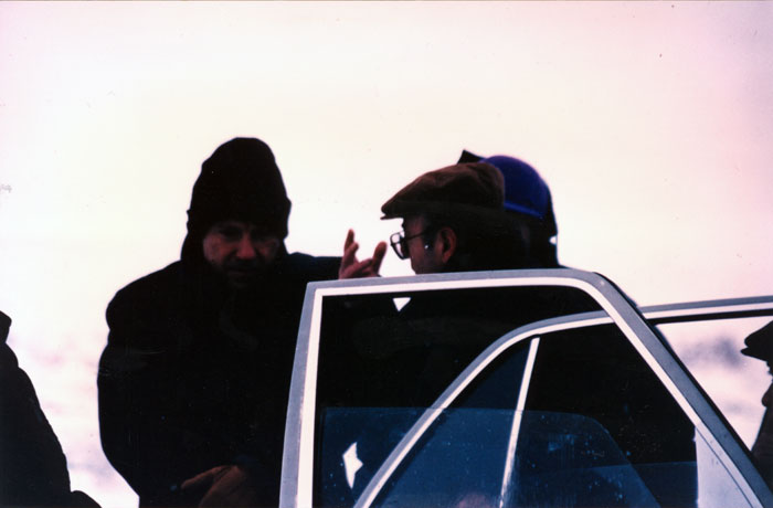 &nbsp;Ο&nbsp;Θόδωρος&nbsp;Αγγελόπουλος&nbsp;με&nbsp;τον&nbsp;Harvey&nbsp;Keitel&nbsp;κατά&nbsp;τη&nbsp;διάρκεια&nbsp;των&nbsp;γυρισμάτων&nbsp;της&nbsp;ταινίας&nbsp;«Το&nbsp;βλέμμα&nbsp;του&nbsp;Οδυσσέα»,&nbsp;1995