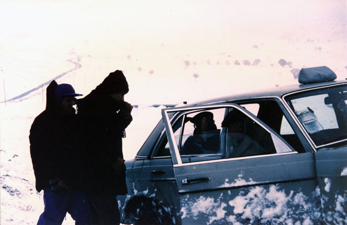 &nbsp;Ο&nbsp;Θόδωρος&nbsp;Αγγελόπουλος&nbsp;με&nbsp;τον&nbsp;Harvey&nbsp;Keitel,&nbsp;τον&nbsp;Θανάση&nbsp;Βέγγο&nbsp;κ.α.,&nbsp;κατά&nbsp;τη&nbsp;διάρκεια&nbsp;των&nbsp;γυρισμάτων&nbsp;της&nbsp;ταινίας&nbsp;«Το&nbsp;βλέμμα&nbsp;του&nbsp;Οδυσσέα»,&nbsp;1995