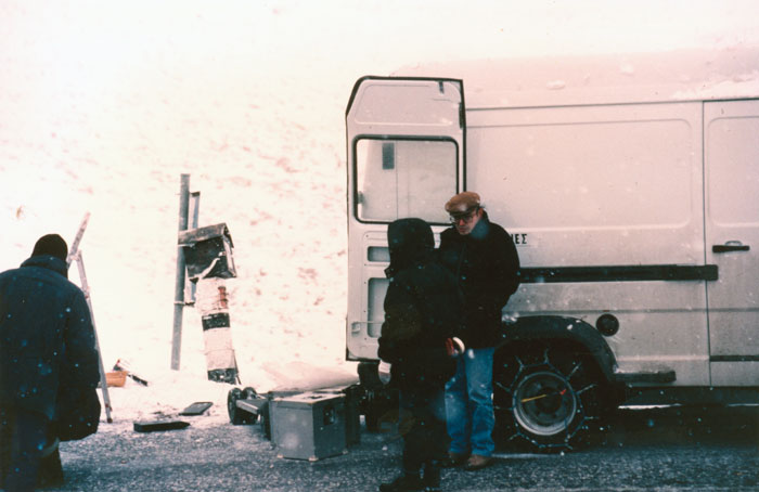 &nbsp;Ο&nbsp;Θόδωρος&nbsp;Αγγελόπουλος&nbsp;με&nbsp;συνεργάτες&nbsp;του&nbsp;κατά&nbsp;τη&nbsp;διάρκεια&nbsp;των&nbsp;γυρισμάτων&nbsp;της&nbsp;ταινίας&nbsp;«Το&nbsp;βλέμμα&nbsp;του&nbsp;Οδυσσέα»,&nbsp;1995