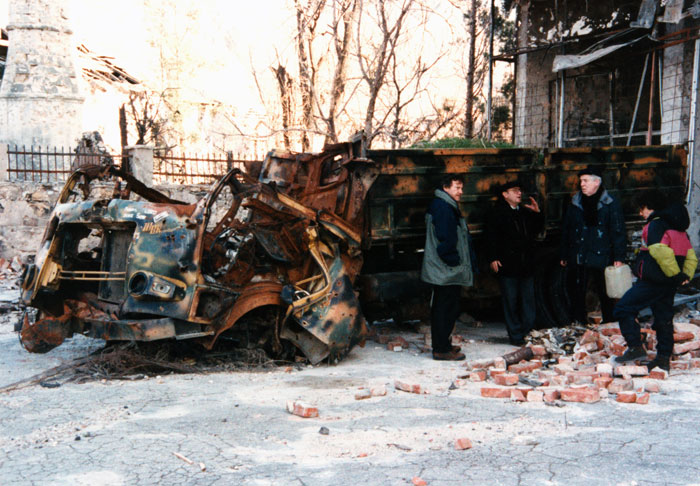 &nbsp;Ο&nbsp;Θόδωρος&nbsp;Αγγελόπουλος&nbsp;με&nbsp;τον&nbsp;Harvey&nbsp;Keitel,&nbsp;τον&nbsp;Erland&nbsp;Josephson&nbsp;και&nbsp;την&nbsp;Μαργαρίτα&nbsp;Μαντά&nbsp;κατά&nbsp;τη&nbsp;διάρκεια&nbsp;των&nbsp;γυρισμάτων&nbsp;της&nbsp;ταινίας&nbsp;«Το&nbsp;βλέμμα&nbsp;του&nbsp;Οδυσσέα»,&nbsp;1995