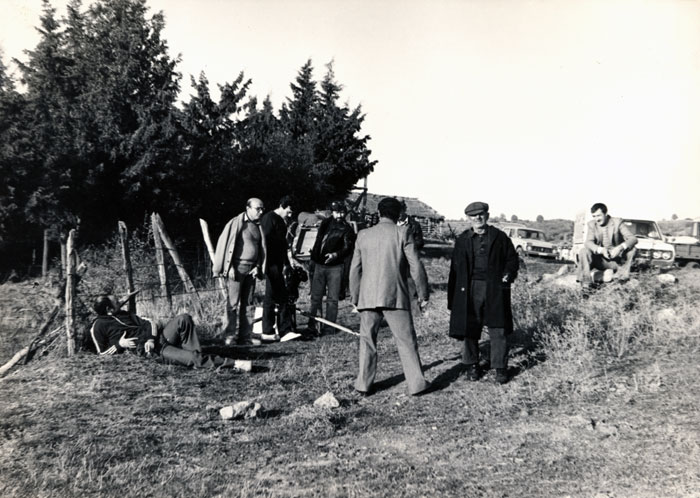 &nbsp;Ο&nbsp;Θόδωρος&nbsp;Αγγελόπουλος&nbsp;με&nbsp;συνεργάτες&nbsp;του&nbsp;κατά&nbsp;τη&nbsp;διάρκεια&nbsp;των&nbsp;γυρισμάτων&nbsp;της&nbsp;ταινίας&nbsp;«Ταξίδι&nbsp;στα&nbsp;Κύθηρα»&nbsp;(;),&nbsp;Ελληνικός&nbsp;Οργανισμός&nbsp;Φωτορεπορτάζ,&nbsp;1983