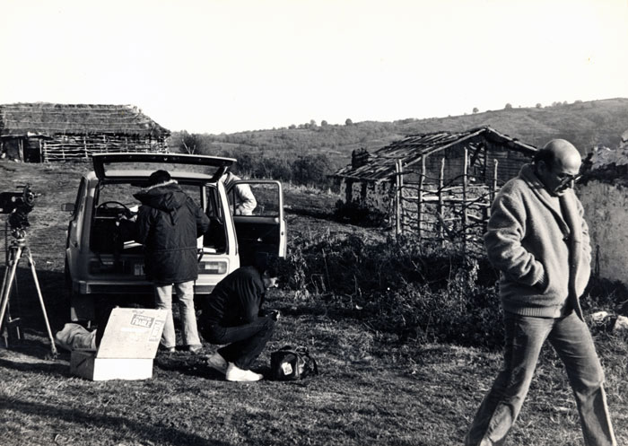 &nbsp;Ο&nbsp;Θόδωρος&nbsp;Αγγελόπουλος&nbsp;με&nbsp;συνεργάτες&nbsp;του&nbsp;κατά&nbsp;τη&nbsp;διάρκεια&nbsp;των&nbsp;γυρισμάτων&nbsp;της&nbsp;ταινίας&nbsp;«Ταξίδι&nbsp;στα&nbsp;Κύθηρα»&nbsp;(;),&nbsp;Ελληνικός&nbsp;Οργανισμός&nbsp;Φωτορεπορτάζ,&nbsp;1983