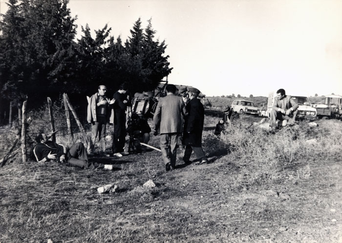 &nbsp;Ο&nbsp;Θόδωρος&nbsp;Αγγελόπουλος&nbsp;με&nbsp;συνεργάτες&nbsp;του&nbsp;κατά&nbsp;τη&nbsp;διάρκεια&nbsp;των&nbsp;γυρισμάτων&nbsp;της&nbsp;ταινίας&nbsp;«Ταξίδι&nbsp;στα&nbsp;Κύθηρα»&nbsp;(;),&nbsp;Ελληνικός&nbsp;Οργανισμός&nbsp;Φωτορεπορτάζ,&nbsp;1983