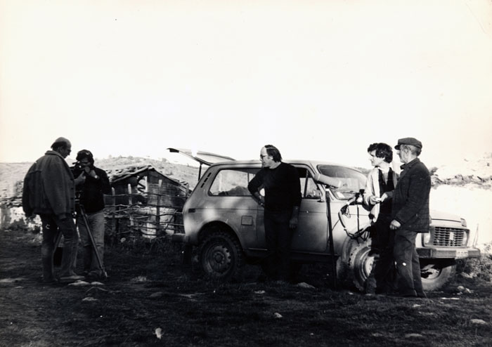 &nbsp;Ο&nbsp;Θόδωρος&nbsp;Αγγελόπουλος&nbsp;με&nbsp;συνεργάτες&nbsp;του&nbsp;κατά&nbsp;τη&nbsp;διάρκεια&nbsp;των&nbsp;γυρισμάτων&nbsp;της&nbsp;ταινίας&nbsp;«Ταξίδι&nbsp;στα&nbsp;Κύθηρα»&nbsp;(;),&nbsp;Ελληνικός&nbsp;Οργανισμός&nbsp;Φωτορεπορτάζ,&nbsp;1983