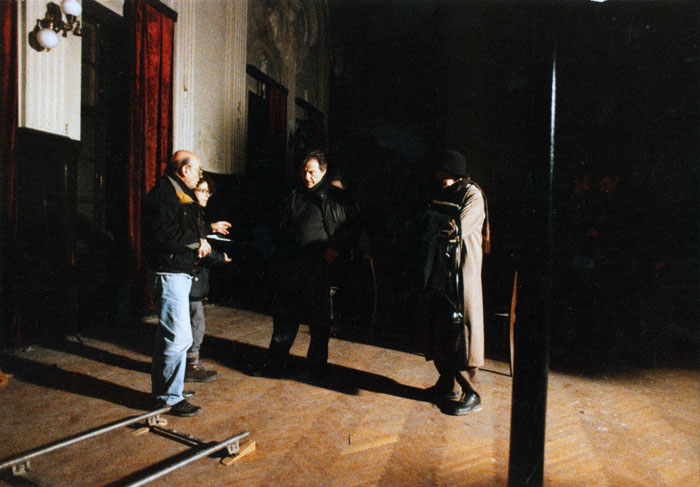 &nbsp;Ο&nbsp;Θόδωρος&nbsp;Αγγελόπουλος&nbsp;με&nbsp;τον&nbsp;Harvey&nbsp;Keitel&nbsp;και&nbsp;άλλους&nbsp;συνεργάτες&nbsp;του&nbsp;κατά&nbsp;τη&nbsp;διάρκεια&nbsp;των&nbsp;γυρισμάτων&nbsp;της&nbsp;ταινίας&nbsp;«Το&nbsp;βλέμμα&nbsp;του&nbsp;Οδυσσέα»,&nbsp;1995