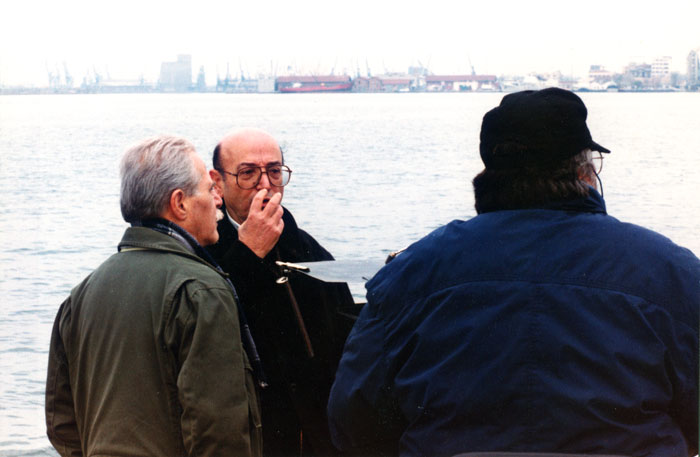 &nbsp;Ο&nbsp;Θόδωρος&nbsp;Αγγελόπουλος&nbsp;με&nbsp;συνεργάτες&nbsp;του&nbsp;κατά&nbsp;τη&nbsp;διάρκεια&nbsp;των&nbsp;γυρισμάτων&nbsp;της&nbsp;ταινίας&nbsp;«Το&nbsp;βλέμμα&nbsp;του&nbsp;Οδυσσέα»,&nbsp;1995