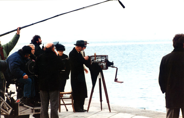 &nbsp;Ο&nbsp;Θόδωρος&nbsp;Αγγελόπουλος&nbsp;με&nbsp;συνεργάτες&nbsp;του&nbsp;κατά&nbsp;τη&nbsp;διάρκεια&nbsp;των&nbsp;γυρισμάτων&nbsp;της&nbsp;ταινίας&nbsp;«Το&nbsp;βλέμμα&nbsp;του&nbsp;Οδυσσέα»,&nbsp;1995