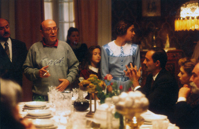 &nbsp;Ο&nbsp;Θόδωρος&nbsp;Αγγελόπουλος&nbsp;με&nbsp;τις&nbsp;κόρες&nbsp;του&nbsp;και&nbsp;με&nbsp;συνεργάτες&nbsp;του&nbsp;κατά&nbsp;τη&nbsp;διάρκεια&nbsp;των&nbsp;γυρισμάτων&nbsp;της&nbsp;ταινίας&nbsp;«Το&nbsp;βλέμμα&nbsp;του&nbsp;Οδυσσέα»,&nbsp;1995