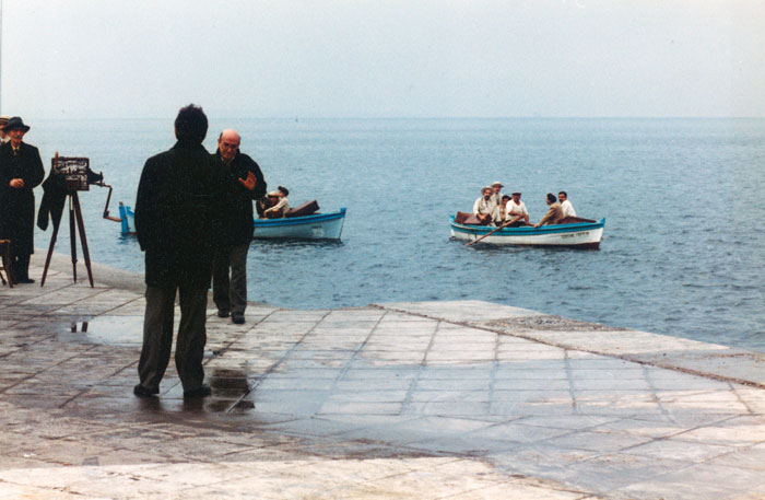 &nbsp;Ο&nbsp;Θόδωρος&nbsp;Αγγελόπουλος&nbsp;με&nbsp;συνεργάτες&nbsp;του&nbsp;κατά&nbsp;τη&nbsp;διάρκεια&nbsp;των&nbsp;γυρισμάτων&nbsp;της&nbsp;ταινίας&nbsp;«Το&nbsp;βλέμμα&nbsp;του&nbsp;Οδυσσέα»,&nbsp;1995