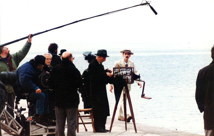 &nbsp;Ο&nbsp;Θόδωρος&nbsp;Αγγελόπουλος&nbsp;με&nbsp;συνεργάτες&nbsp;του&nbsp;κατά&nbsp;τη&nbsp;διάρκεια&nbsp;των&nbsp;γυρισμάτων&nbsp;της&nbsp;ταινίας&nbsp;«Το&nbsp;βλέμμα&nbsp;του&nbsp;Οδυσσέα»,&nbsp;1995