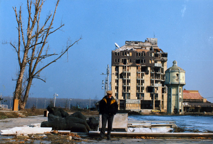 &nbsp;Ο&nbsp;Θόδωρος&nbsp;Αγγελόπουλος&nbsp;κατά&nbsp;τη&nbsp;διάρκεια&nbsp;των&nbsp;γυρισμάτων&nbsp;της&nbsp;ταινίας&nbsp;«Το&nbsp;βλέμμα&nbsp;του&nbsp;Οδυσσέα»,&nbsp;1995