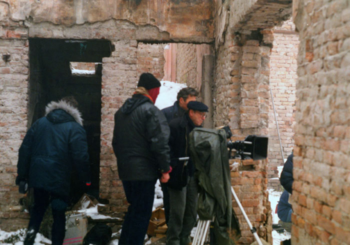 &nbsp;Ο&nbsp;Θόδωρος&nbsp;Αγγελόπουλος&nbsp;με&nbsp;συνεργάτες&nbsp;του&nbsp;κατά&nbsp;τη&nbsp;διάρκεια&nbsp;των&nbsp;γυρισμάτων&nbsp;της&nbsp;ταινίας&nbsp;«Το&nbsp;βλέμμα&nbsp;του&nbsp;Οδυσσέα»,&nbsp;1995