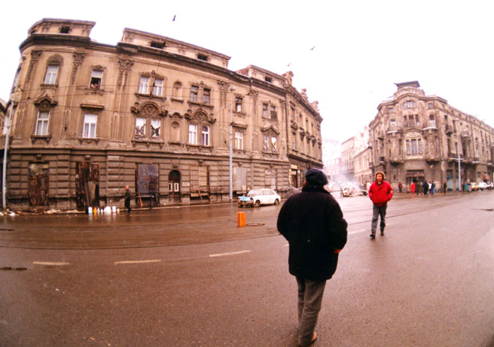 &nbsp;Ο&nbsp;Θόδωρος&nbsp;Αγγελόπουλος&nbsp;κατά&nbsp;τη&nbsp;διάρκεια&nbsp;των&nbsp;γυρισμάτων&nbsp;της&nbsp;ταινίας&nbsp;«Το&nbsp;βλέμμα&nbsp;του&nbsp;Οδυσσέα»,&nbsp;1995