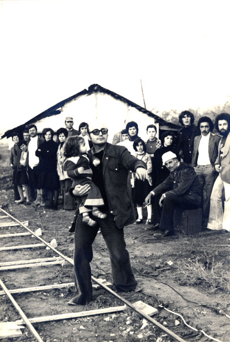 &nbsp;Ο&nbsp;Θόδωρος&nbsp;Αγγελόπουλος&nbsp;με&nbsp;συνεργάτες&nbsp;του&nbsp;κατά&nbsp;τη&nbsp;διάρκεια&nbsp;των&nbsp;γυρισμάτων&nbsp;της&nbsp;ταινίας&nbsp;«Οι&nbsp;κυνηγοί»,&nbsp;1977