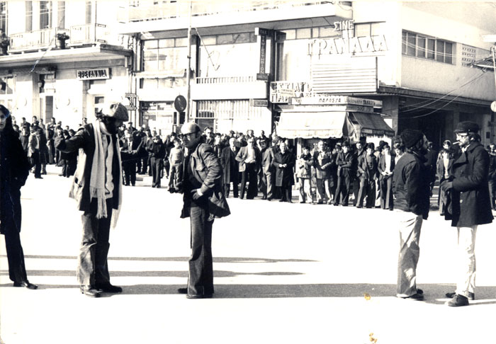 &nbsp;Ο&nbsp;Θόδωρος&nbsp;Αγγελόπουλος&nbsp;με&nbsp;συνεργάτες&nbsp;του&nbsp;κατά&nbsp;τη&nbsp;διάρκεια&nbsp;των&nbsp;γυρισμάτων&nbsp;της&nbsp;ταινίας&nbsp;«Το&nbsp;βλέμμα&nbsp;του&nbsp;Οδυσσέα»,&nbsp;1995