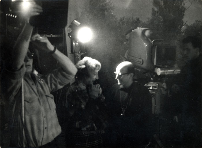 &nbsp;Ο&nbsp;Θόδωρος&nbsp;Αγγελόπουλος&nbsp;με&nbsp;συμφοιτητές&nbsp;του&nbsp;κατά&nbsp;τη&nbsp;διάρκεια&nbsp;γυρισμάτων&nbsp;στο&nbsp;Παρίσι,&nbsp;196...